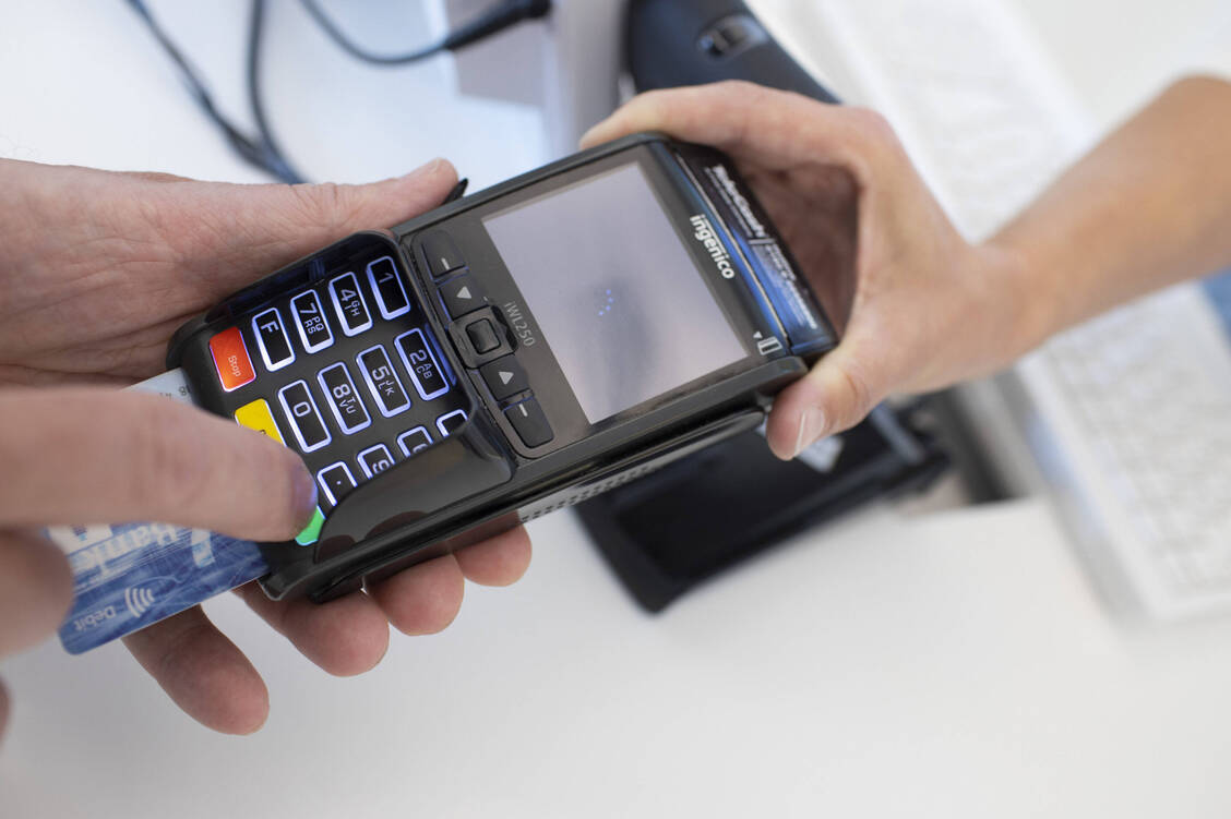 Mindestens eine digitale Zahlungsoption soll der Handel künftig verpflichtend anbieten, das plant die Bundesregierung. Bargeld als gesetzliches Zahlungsmittel soll erhalten bleiben. / © imago images/photothek