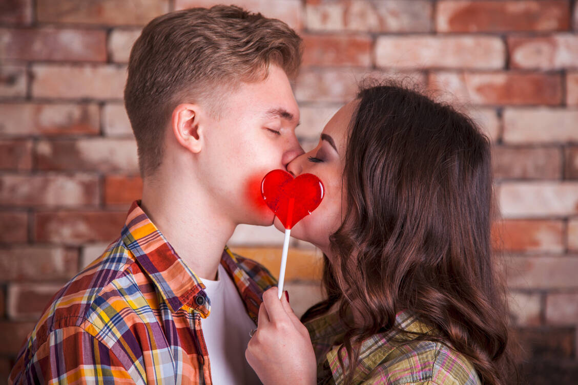 Eigentlich sollten alle Mädchen und Jungen vor der ersten großen Verliebtheit und vor allem vor den ersten sexuellen Annährungen gegen HPV geimpft sein, die Realität sieht jedoch weniger rosarot aus. / Foto: Adobe Stock/evgenii