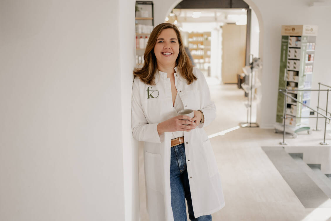 Theresa Fulst (32) ist Inhaberin der »Fritz König Apotheke« in Bad Harzburg.  / © Fritz König Apotheke