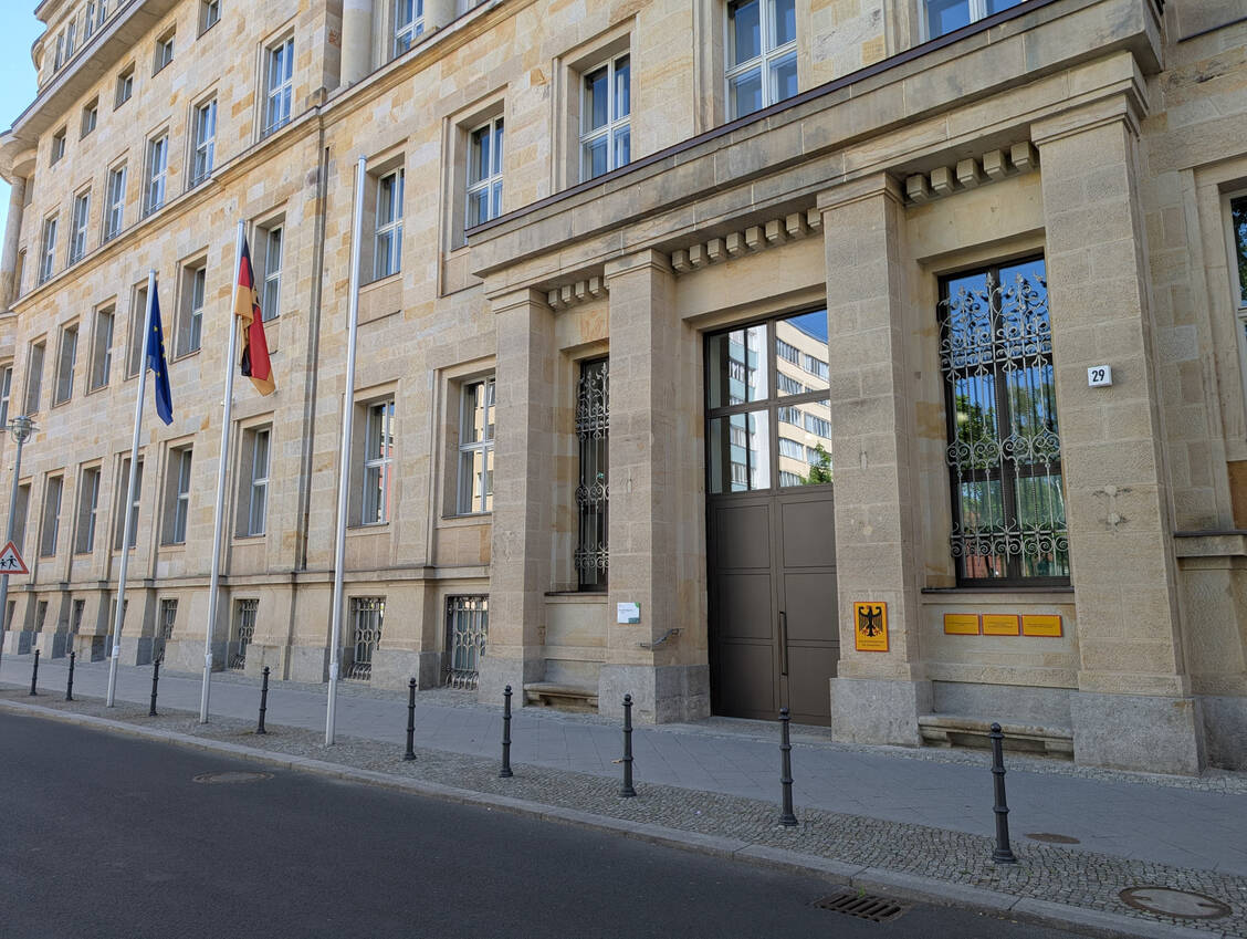 Im Gesundheitsministerium wurden zahlreiche Verbände zum neuen Digitalgesetz angehört.  / © PZ/Brockfeld