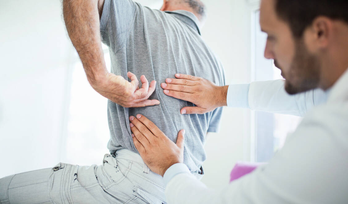Für chronische Rückenschmerzen lässt sich oft keine konkrete Ursache mehr finden. Therapiert wird multimodal, darunter Bewegung, aber auch eine adäquate medikamentöse Schmerztherapie. / Foto: Getty Images/gilaxia