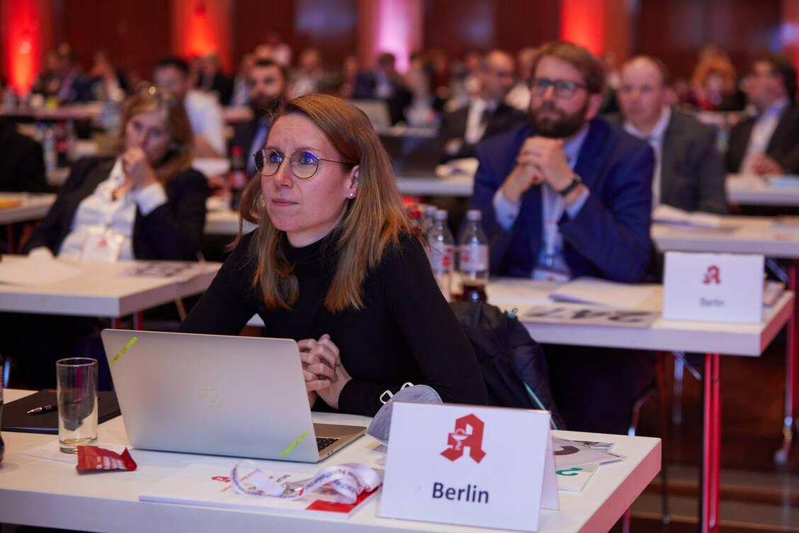 Zum ersten Mal konnten die Delegierten der Hauptversammlung digital über ihren PC oder das Smartphone über die Anträge abstimmen. / Foto: Erik Hinz