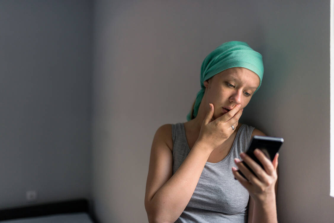 Die Begleitung von Krebspatientinnen per App wirkt sich positiv auf deren Lebensqualität aus. / © Getty Images/ljubaphoto