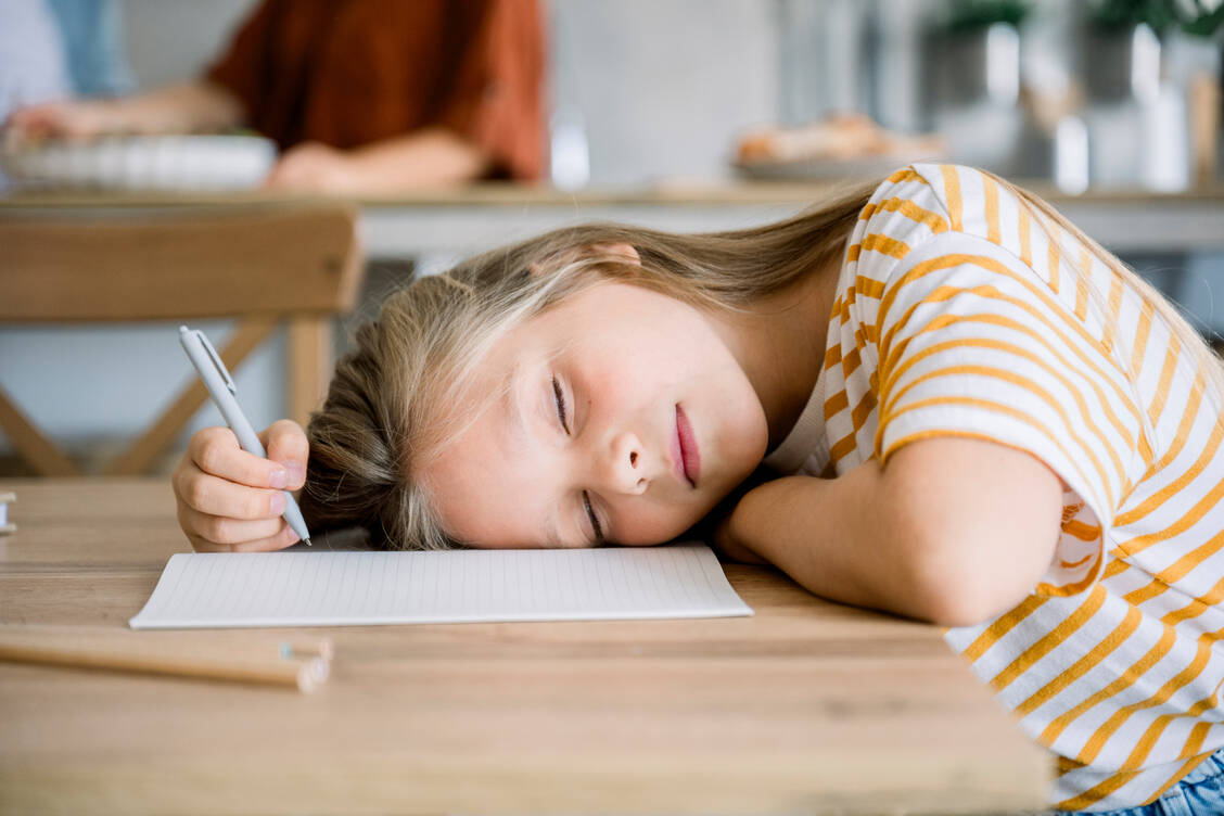 Die Schlafprobleme bei Kindern und Jugendlichen haben in den vergangenen Jahren laut Vergleichsdaten zugenommen., / © Getty Images/Westend61/Franci Leoncio