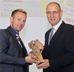 <p class="fotonachweis">Sven Siebenand,  stellvertretender  Chefredaktuer  der PZ (links),  überreichte die Auszeichnung an  Dr. Michael Hemker, Geschäftsleiter Cardio-Metabolic Süd/West bei Novartis Pharma.</p>