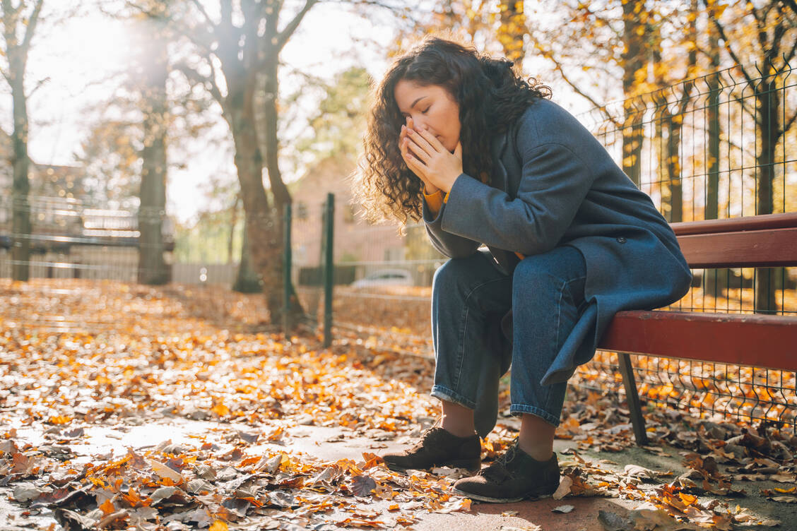 Für eine saisonale Depression gibt es zwar wissenschaftliche Hinweise. Einen allgemeinen Stimmungsabfall in der Bevölkerung während der Herbst- und Wintermonate belegt die Forschung jedoch nicht. / © Getty Images/Olga Rolenko