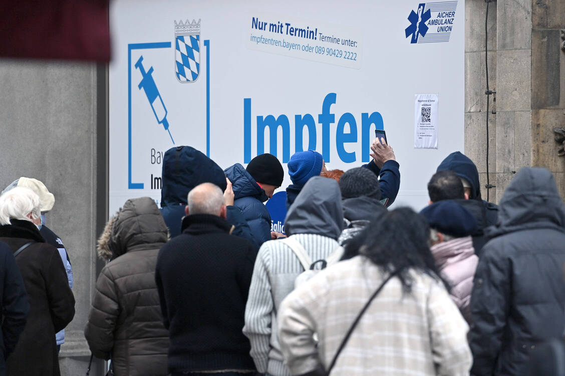 Vielerorts bilden sich bei Impfaktionen Schlangen. / Foto: imago images/Sven Simon