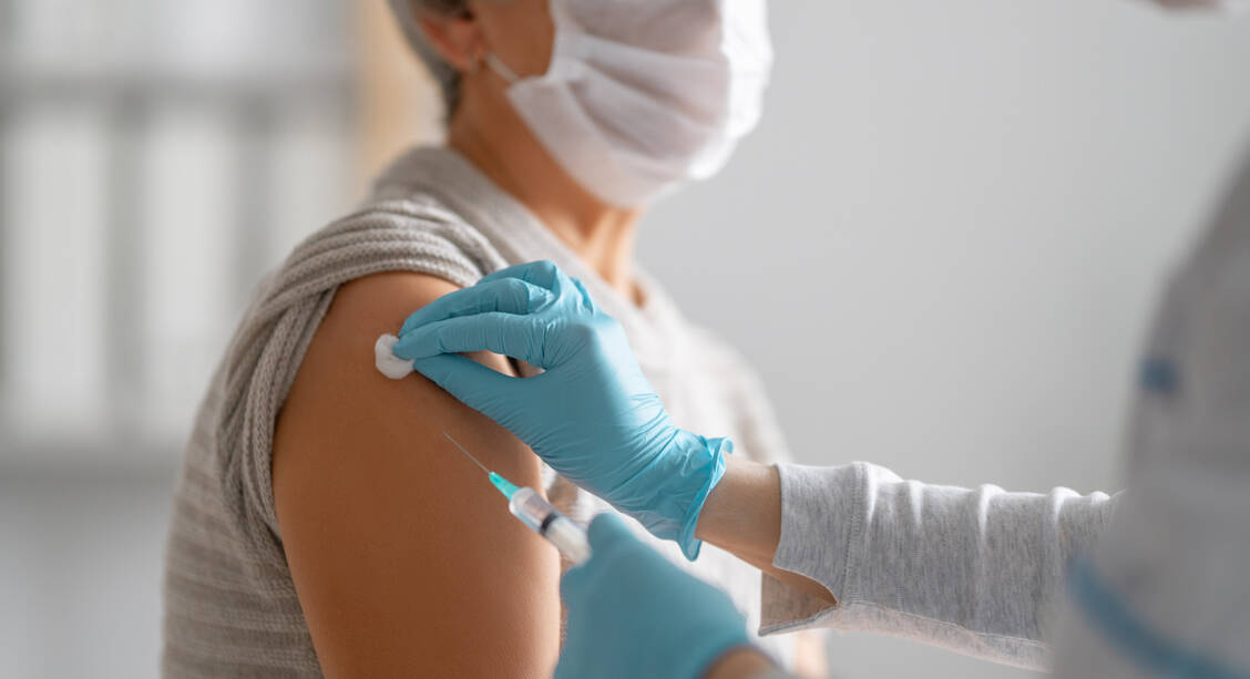 Für Erwachsene gibt es einen neuen Pneumokokken-Konjugatimpfstoff, der gegen 20 Serotypen von Pneumokokken schützen soll.  / Foto: Adobe Stock/konstantin yuganov