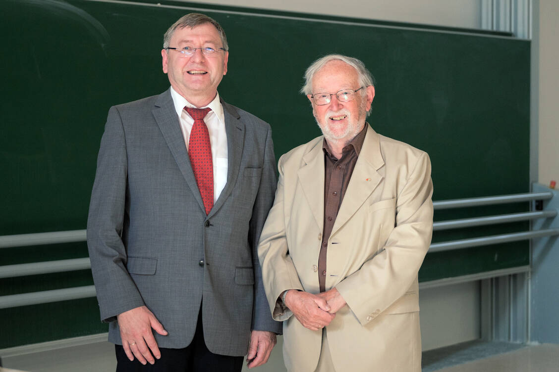 Professor Dr. Bracher (links) dankte Dr. Gerhard Gensthaler für 20 Jahre engagierter Lehre in Pharmaziegeschichte. / Foto: LMU/Andreas Schebesta