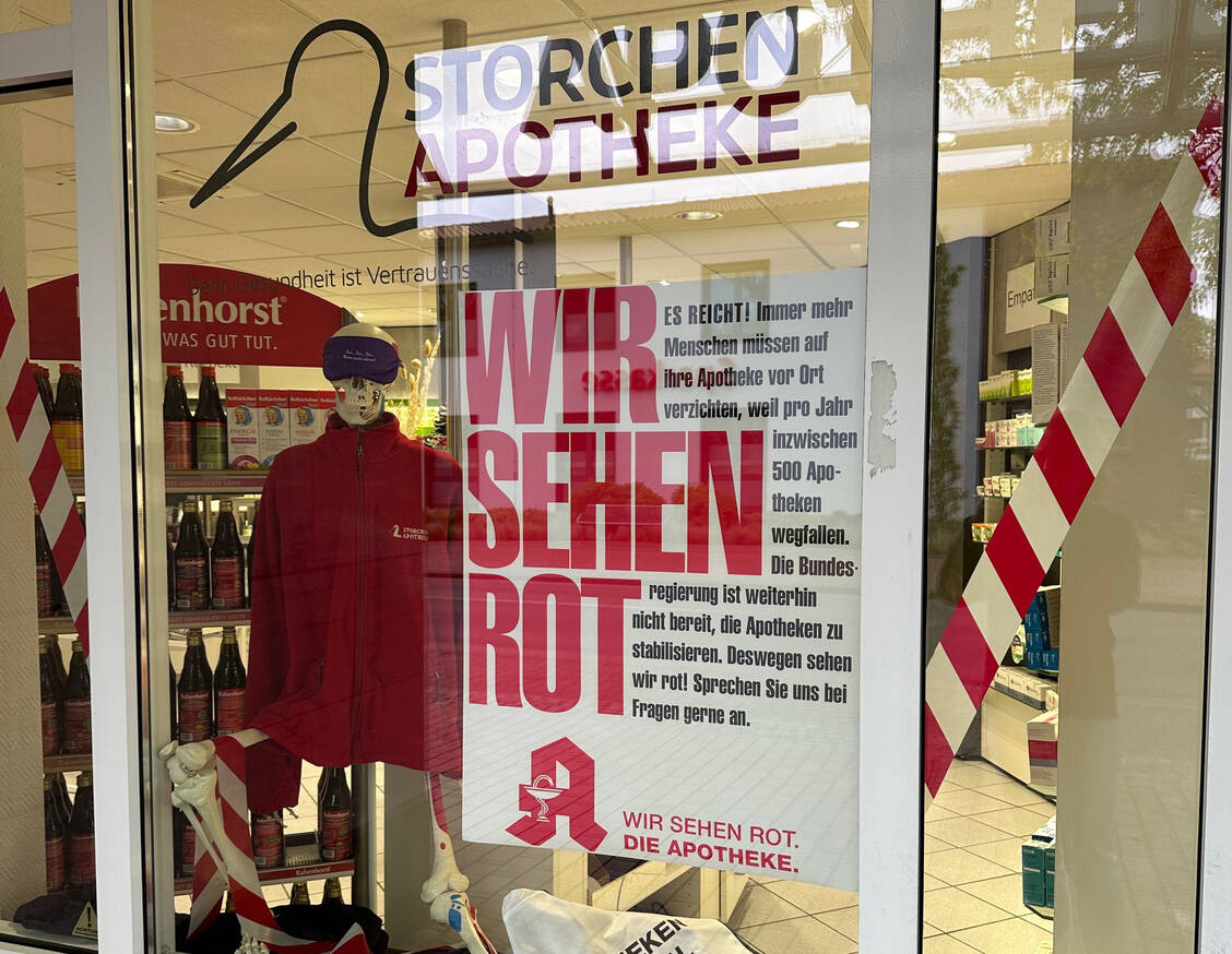 Passend zum Apothekensterben hat die Storchen-Apotheke in Winsen an der Aller Skelett Sir Toby ins Schaufenster gestellt. Das fällt auf und regt zu Gesprächen an. / Foto: Storchen-Apotheke Winsen