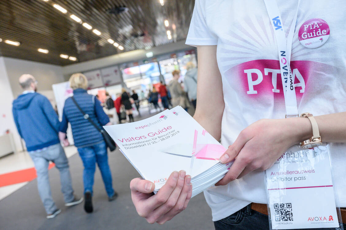 Kein Highlight verpassen: Einen ersten Überblick bieten Programmheft und die thematischen Rundgänge. / Foto: Expopharm