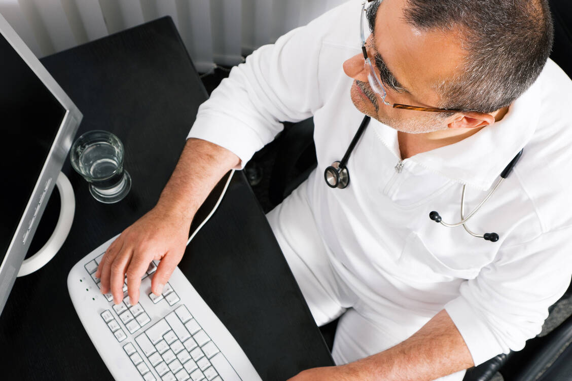 Wie ist die Stimmung in den Arztpraxen? Welche Rahmenbedingungen braucht es, um die Patienten angemessen versorgen zu können? Eine Umfrage der Kassenärztlichen Bundesvereinigung (KBV) soll die aktuellen Probleme im ärztlichen Alltag konkret benennen. / Foto: Kzenon - Fotolia