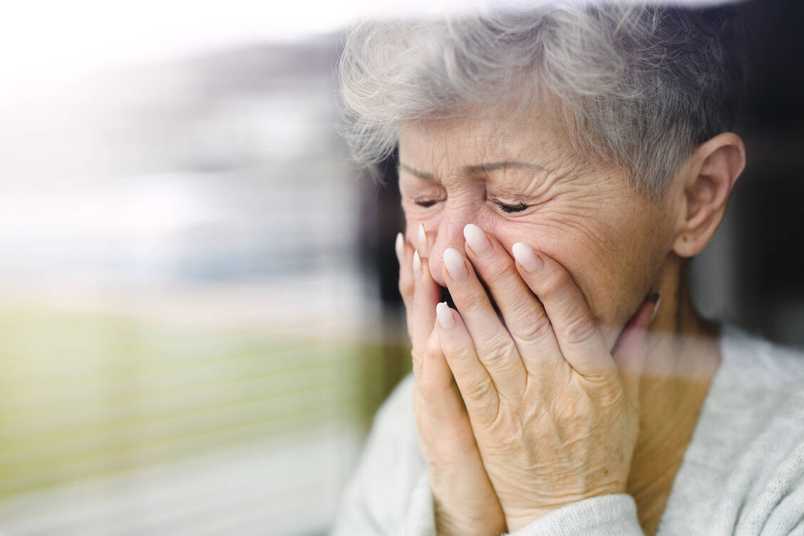 Die Zahl der Todesfälle durch Alzheimer stieg von 2003 bis 2023 um 96 Prozent. / Foto: Getty Images/Halfpoint Images