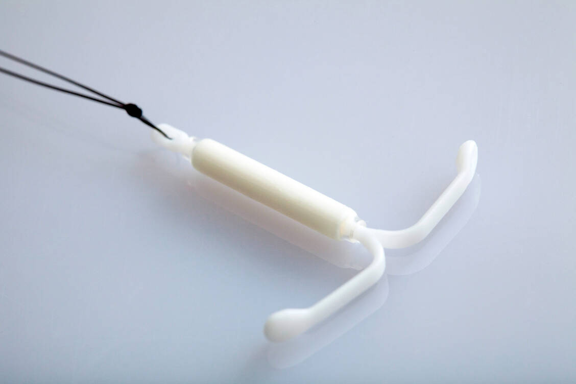 Eine Hormonspirale ist ein T-förmiges Medizinprodukt, das in die Gebärmutter eingesetzt wird und kontinuierlich geringe Hormonmengen abgibt. Laut einer Studie aus Dänemark ist die Anwendung mit einem geringfügig erhöhten Brustkrebsrisiko verbunden. / © Adobe Stock/RFBSIP