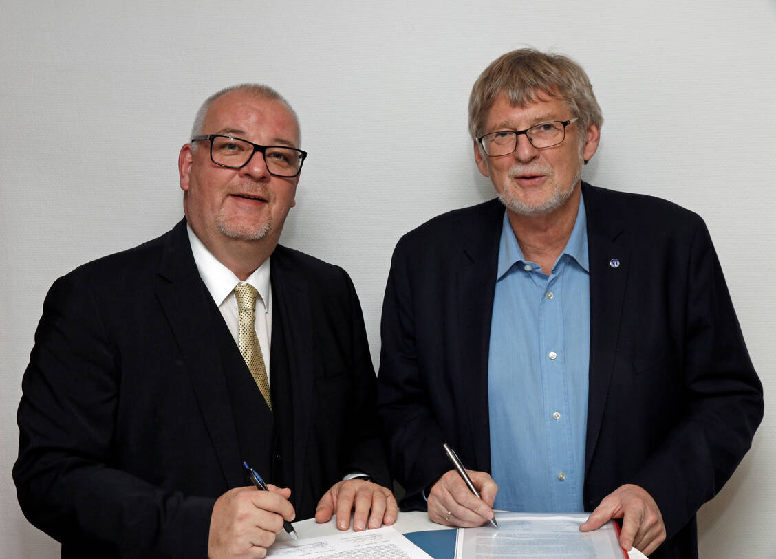 Resolution gegen Impf-Modellvorhaben unterzeichnet: Jens Dobbert, Präsident der Landesapothekerkammer Brandenburg und Frank-Ullrich Schulz, Präsident der Landesärztekammer setzen auf eine strikte Trennung von apothekerlicher und ärztlicher Tätigkeit. / Foto: LAKBB