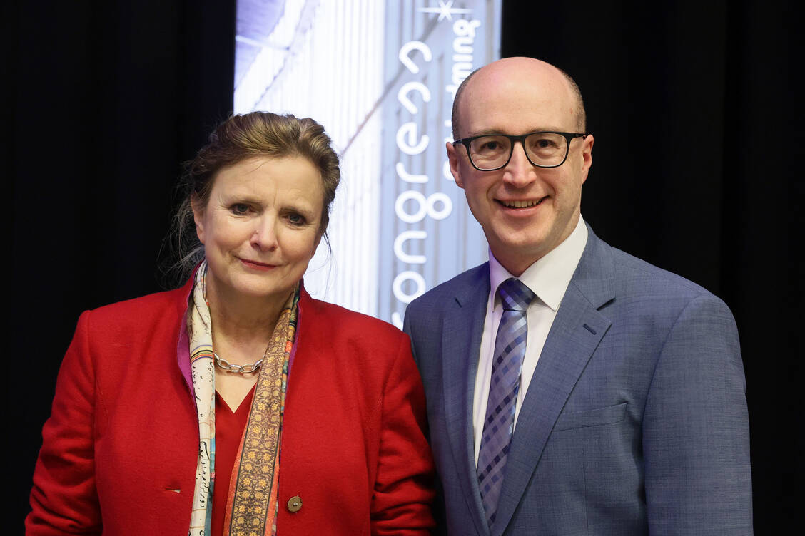 Dr. Ilse Zündorf vom Institut für Pharmazeutische Biologie der Goethe-Universität Frankfurt (links) und Professor Dr. Robert Fürst vom Department Pharmazie der Ludwig-Maximilians-Universität München (rechts)  / Foto: PZ/Alois Mueller