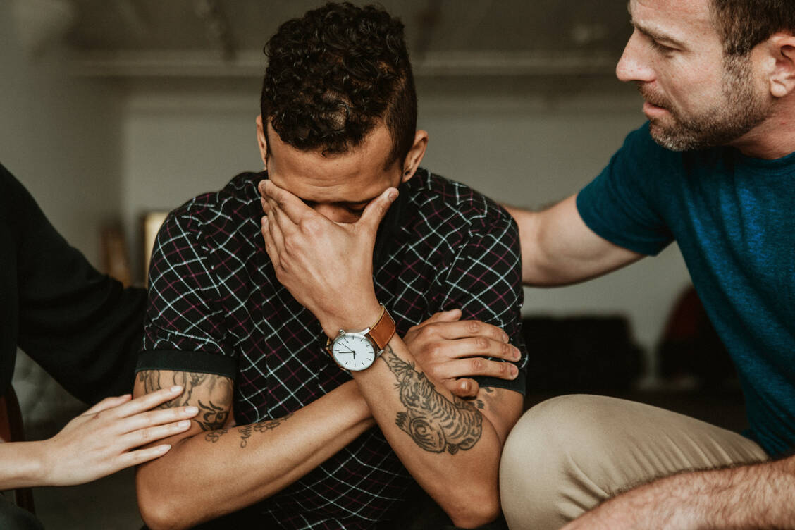 Alguns medicamentos podem promover pensamentos suicidas como efeito colateral. Se familiares ou amigos perceberem isso, ouvir com empatia e até mesmo abordar diretamente os pensamentos suicidas pode ser um primeiro socorro. / © Getty Images/Rawpixel