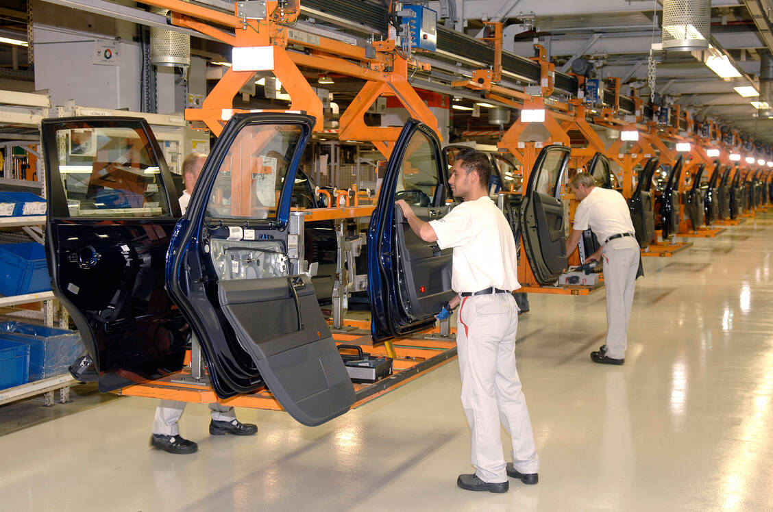 Arbeitgeber sollen ihren Mitarbeitern nach Möglichkeit einmal pro Woche einen PoC-Antigentest anbieten. Großkonzerne wie Volkswagen testen ihre Mitarbeiter bereits seit Monaten regelmäßig vor Ort.  / Foto: Imago Images/Sven Simon