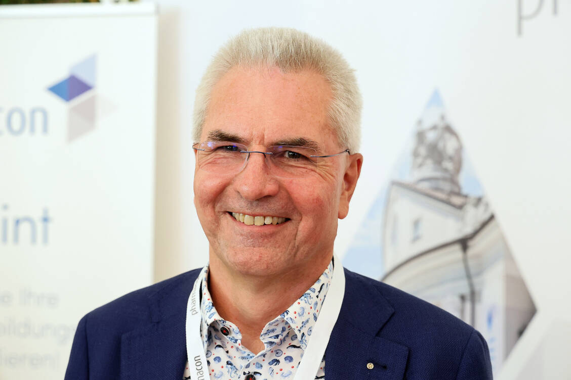 Der DAV-Vorsitzende Hans-Peter Hubmann setzt sich für eine faire Vergütung bei der Herstellung von Spezialrezepturen ein. / © PZ/Alois Müller