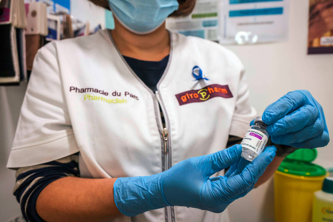 In Frankreich verimpfen auch Apothekerinnen und Apotheker den Covid-19-Impfstoff von Astra-Zeneca. Die EMA will sich nach Ostern erneut zum Sicherheitsprofil äußern. / Foto: Imago/IP3press