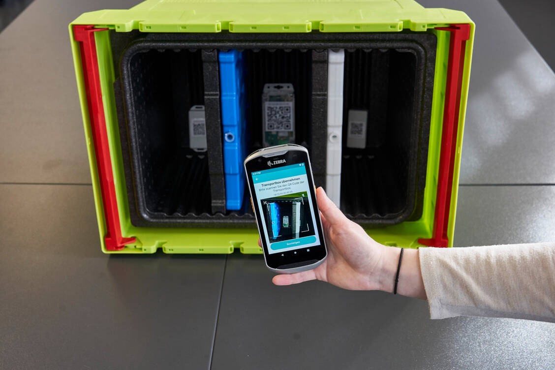 Ein Projektteam der TU Köln hat ein System entwickelt, mit dem sich Medikamente sicherer und effizienter transportieren lassen. / Foto: Monika Probst, TH Köln