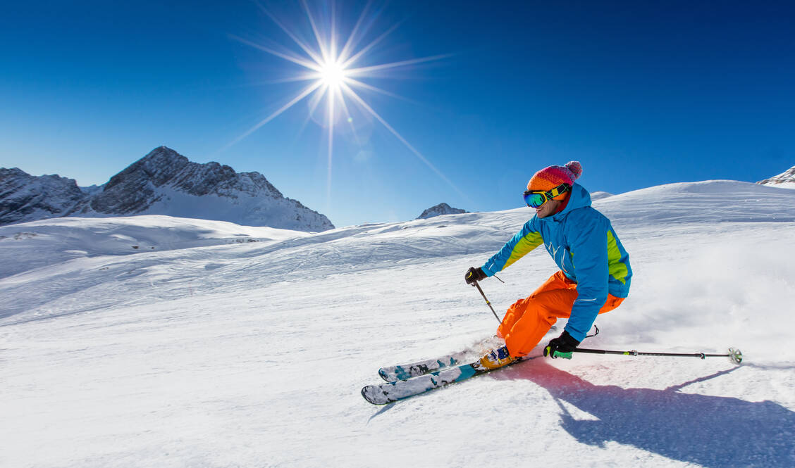 Um das Verletzungsrisiko beim Skifahren möglichst gering zu halten, sollte man rechtzeitig vor dem Urlaub seine Fitness verbessern. Foto: Shutterstock/Lukas Gojda