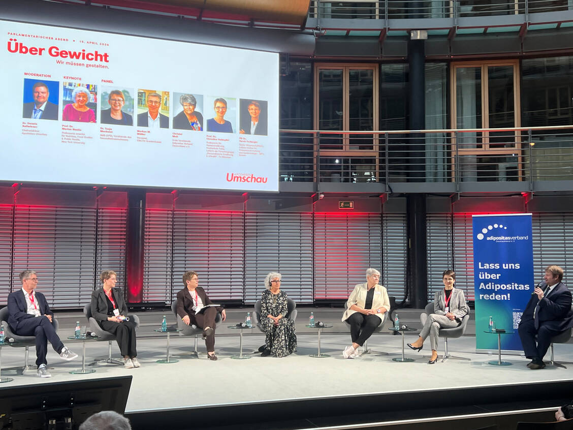 Diskutierten über das Thema Adipositas (v.l.): Markus M. Müller (Viactiv Krankenkasse), Sarah Forberger (Leibniz-Institut für Präventionsforschung und Epidemiologie),  die SPD-Bundestagsabgeordnete Tanja Machalet, Professorin Marion Nestle (New York University), Christel Moll (Adipositas Verband Deutschland), Professorin Christina Holzapfel (TU München) sowie Dennis Ballwieser (Chefredakteur Apotheken Umschau). / © PZ/Höhn