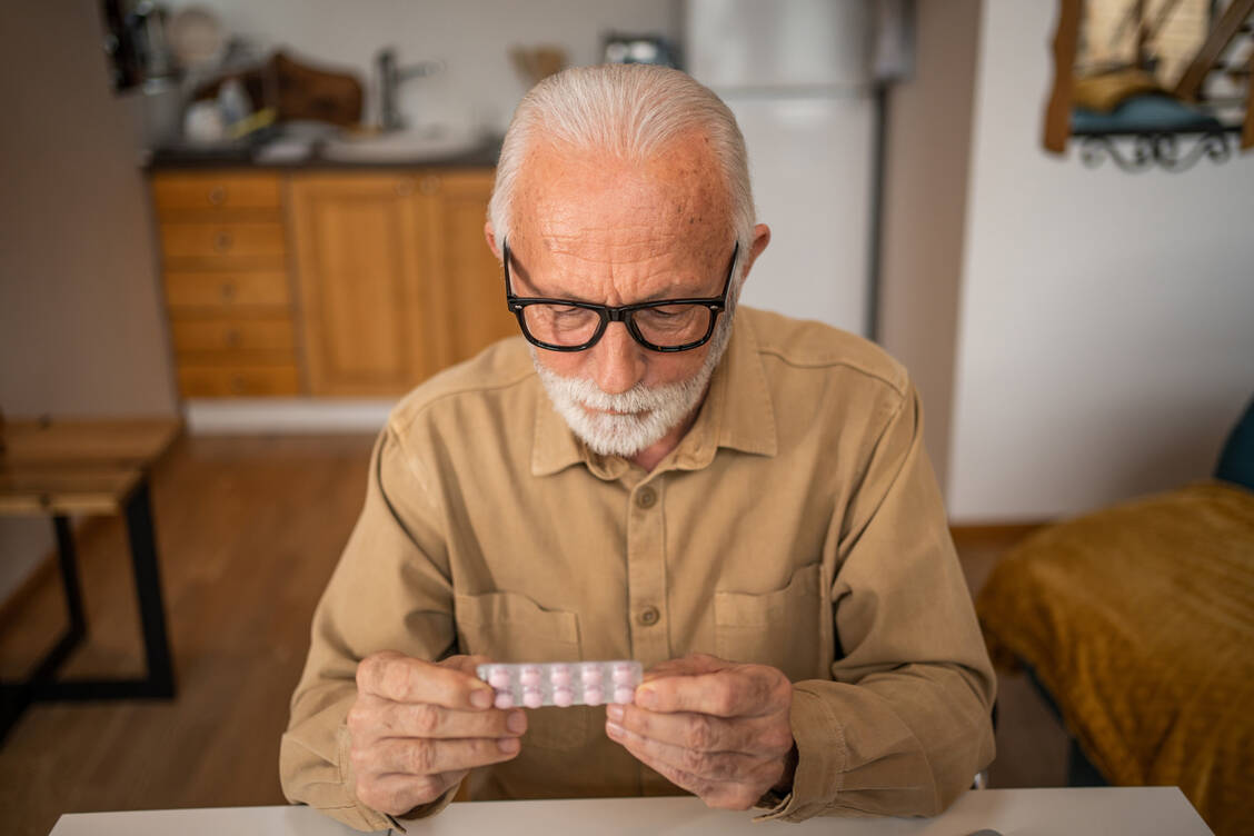 Ob Menschen ab 75 Jahren, die bislang keinen Herzinfarkt, Schlaganfall oder eine andere atherosklerotische Herz-Kreislauf-Erkrankung hatten, von einer dauerhaften Einnahme zur Primärprävention mit einem Statin profitieren, ist nicht abschließend geklärt. / © Getty Images/Milan Markovic