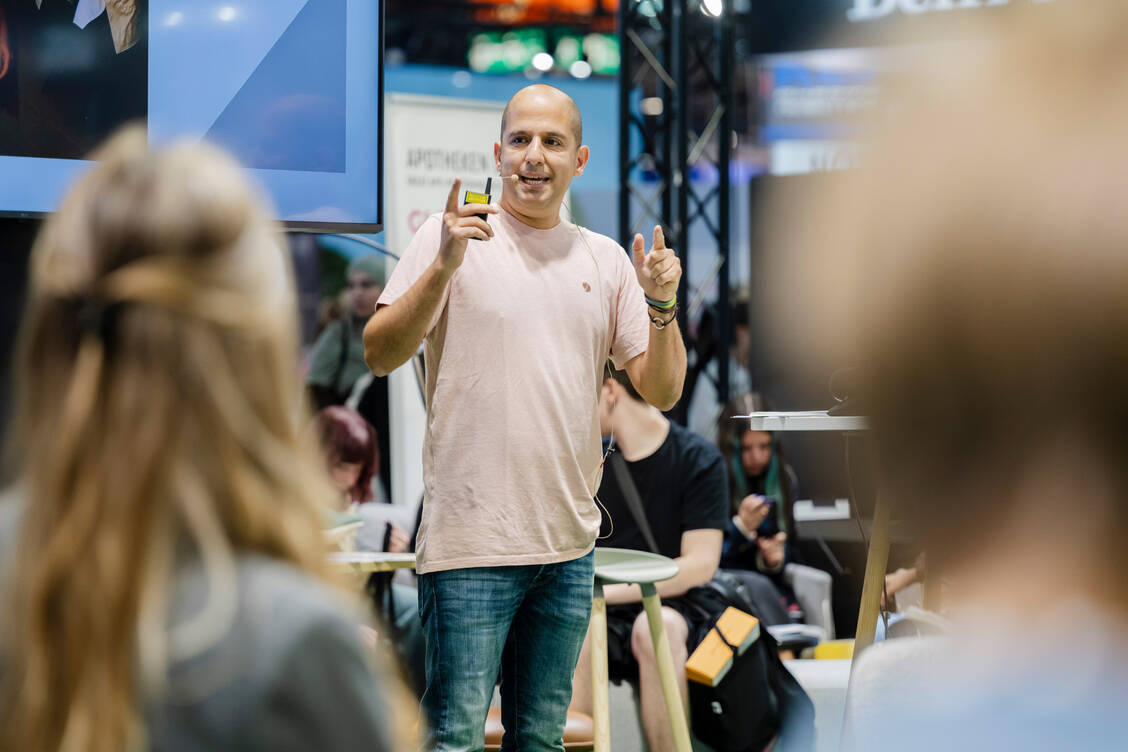 Die Expopharm bietet auch für den pharmazeutischen Nachwuchs zahlreiche Programmpunkte. Apotheker, Speaker und Coach Hamed Kheirkhah spricht unter anderem über Kommunikation, Mitarbeiterbindung und Storytelling. / © Avoxa/Expopharm