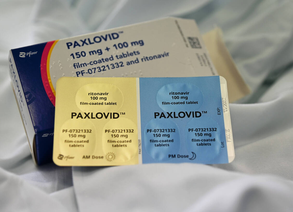 Morgens und abends je drei Tabletten sollen bei einer Paxlovid-Therapie eingenommen werden. Die Blister sind entsprechend gekennzeichnet. / Foto: Imago Images/Independent Photo Agency Int.