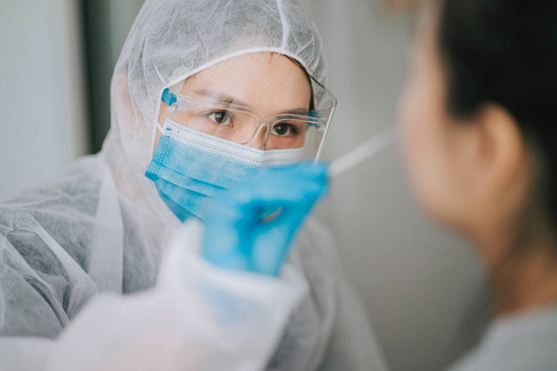 Die kostenlosen Corona-Schnelltests sollen auch ab Juni weiter fortgeführt werden – allerdings nur für bestimmte, anspruchsberechtigte Personen. / Foto: Getty Images/Edwin Tan