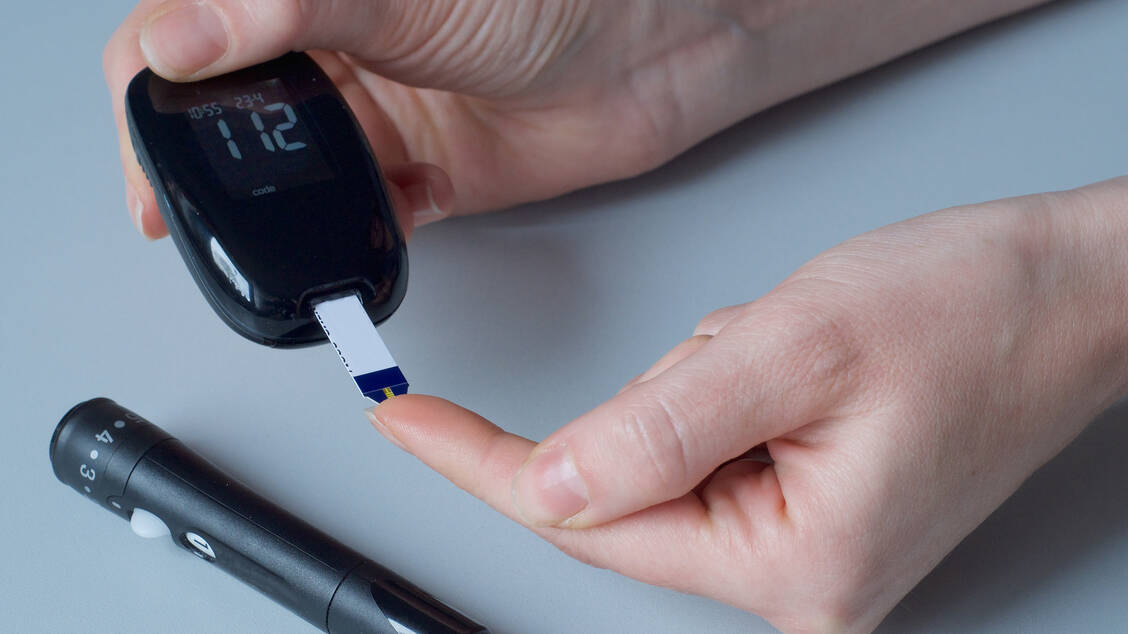Regelmäßiges Blutzuckermessen und Insulinspritzen wird Typ-1-Diabetikern auch unter der Add-on-Therapie mit SGLT-2-Hemmern nicht erspart bleiben. / Foto: Adobe Stock/Peter Maszlen