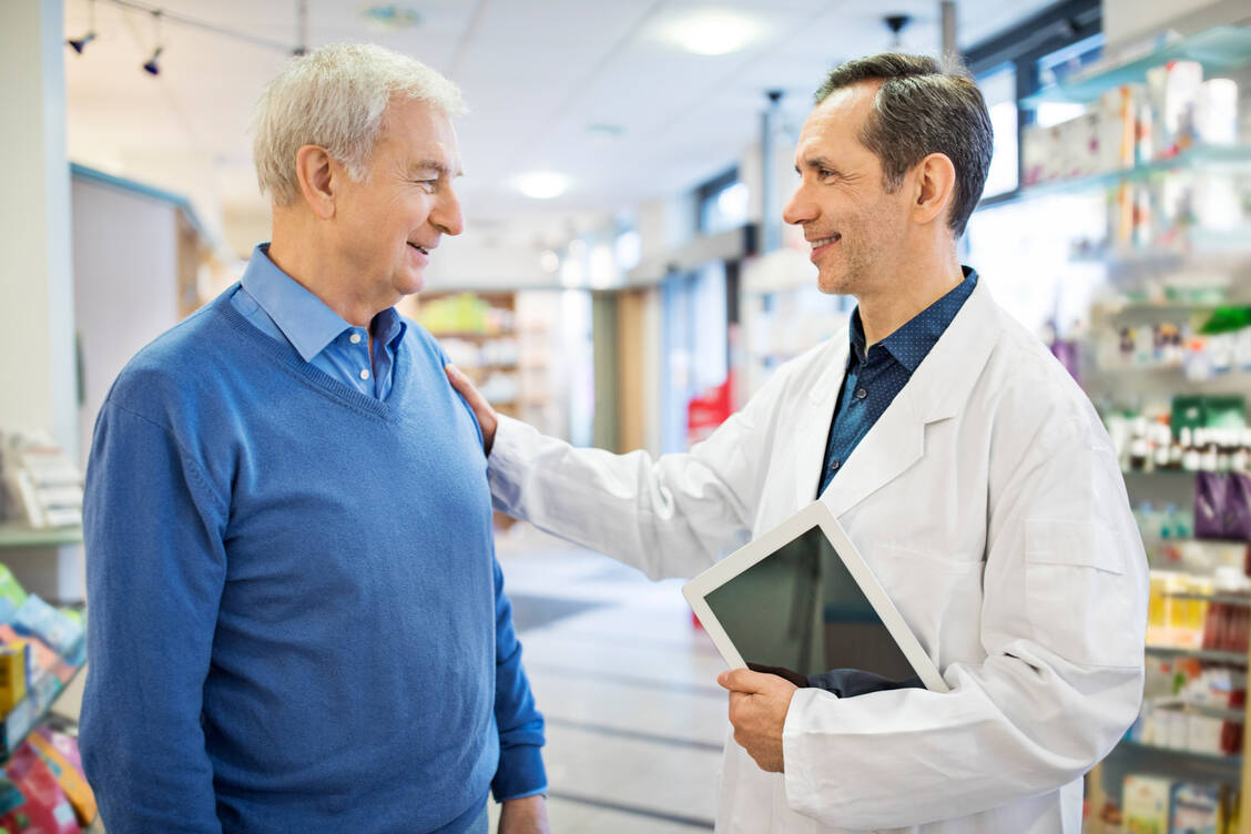 Bestimmte pharmazeutische Dienstleistungen dürfen kombiniert werden: So darf Apothekenpersonal einem Polymedikations-Patienten mit Bluthochdruck sowohl die erweiterte Medikationsberatung als auch die Blutdruckkontrolle anbieten.  / Foto: Getty Images/Alvarez