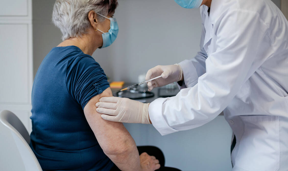 Schon bald sollen neun verschiedene Covid-19-Impfstoffpräparate zur Verfügung stehen. Anfang Oktober sollen zwei weitere folgen. / Foto: Adobe Stock/David Pereiras