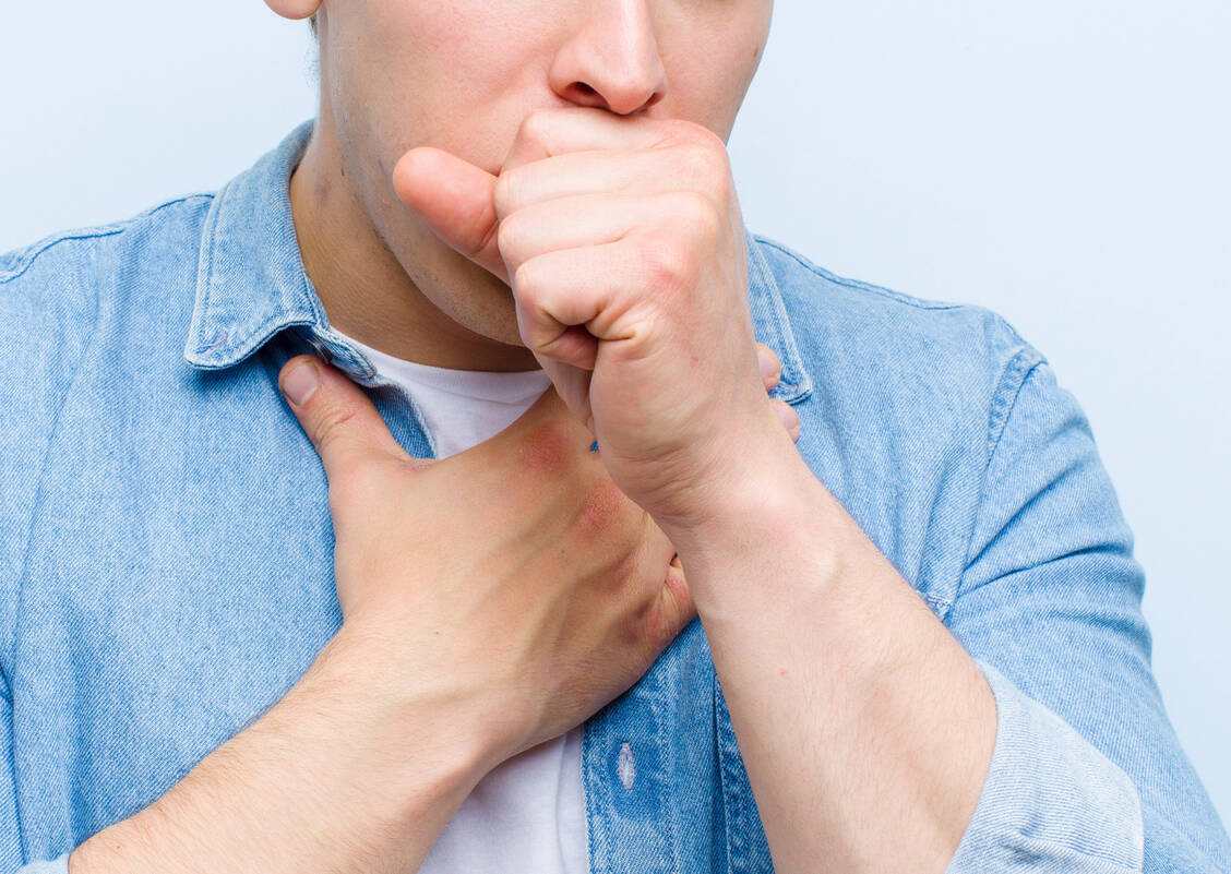 Typisches Symptom einer Influenza, auch der Vogelgrippe, ist Husten (Symbolbild). / Foto: Adobe Stock/kues1
