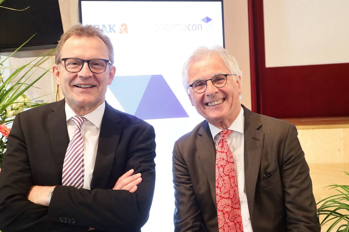 Das gut eingespielte Professoren-Team Dr. Manfred Schubert-Zsilavecz und Dr. Theo Dingermann von der Frankfurter Goethe-Universität übernahm in gewohnt eloquenter Manier den Vortrag ihres Kollegen Professor Dr. Robert Fürst, der aus persönlichen Gründen verhindert war. / Foto: PZ/ Alois Müller