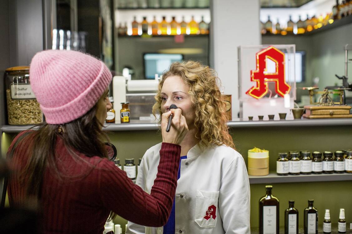 Erst in die Maske, dann ins Labor: Für die Werbeclips überlässt man nichts dem Zufall.  / Foto: Wort&Bild