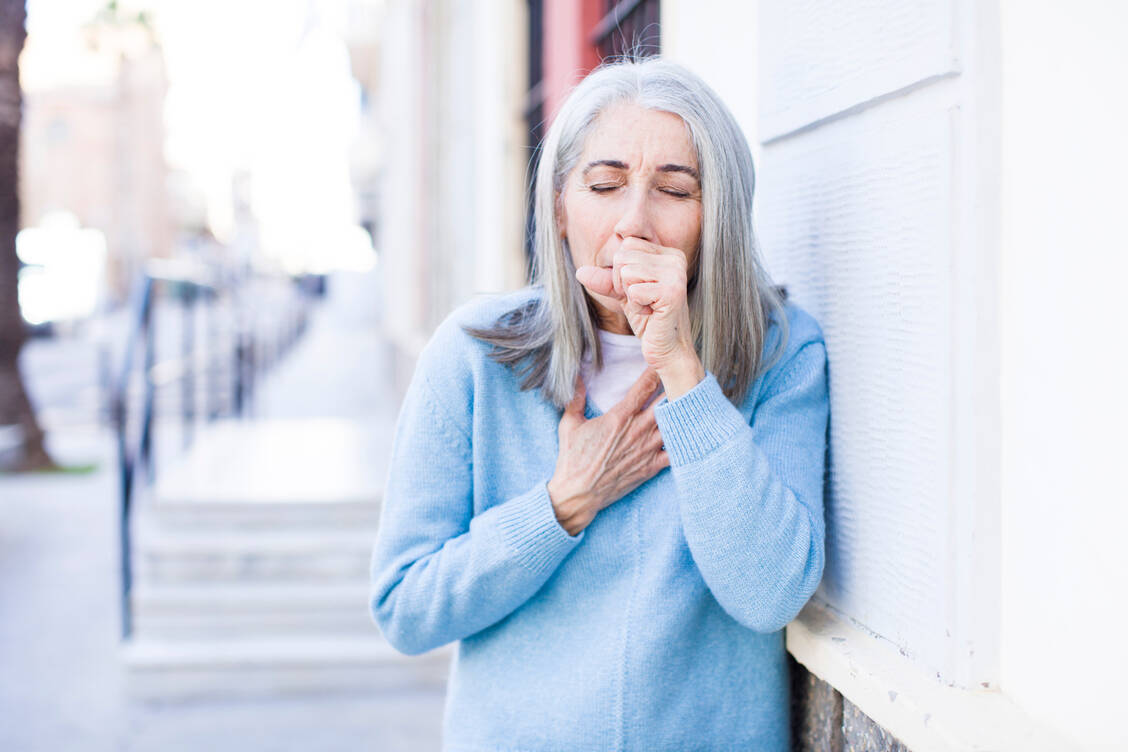 Chronischer Husten mit Auswurf und Atemnot sind typische Symptome einer COPD. Frauen sind häufiger von der Erkrankung betroffen als Männer. / © Adobe Stock/kues1