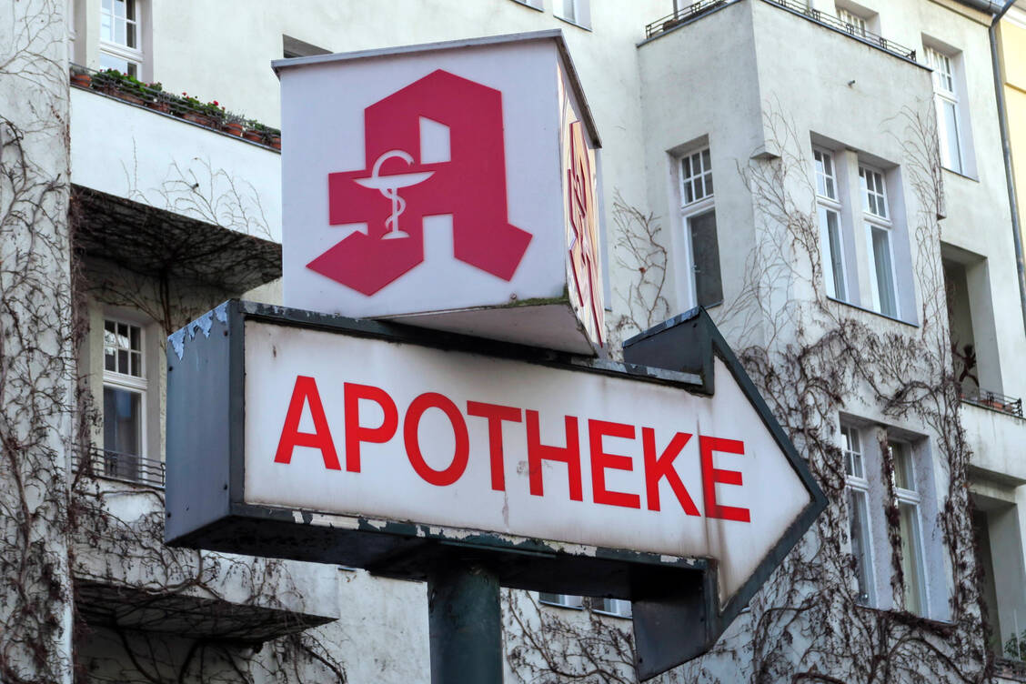 Die Richtung bei der Apothekenanzahl ist seit Jahren eindeutig: nach unten. Dem sollten alle Akteure abgestimmt entgegenwirken, fordert der Sozialverband Deutschland. / © imago images/Reiner Zensen