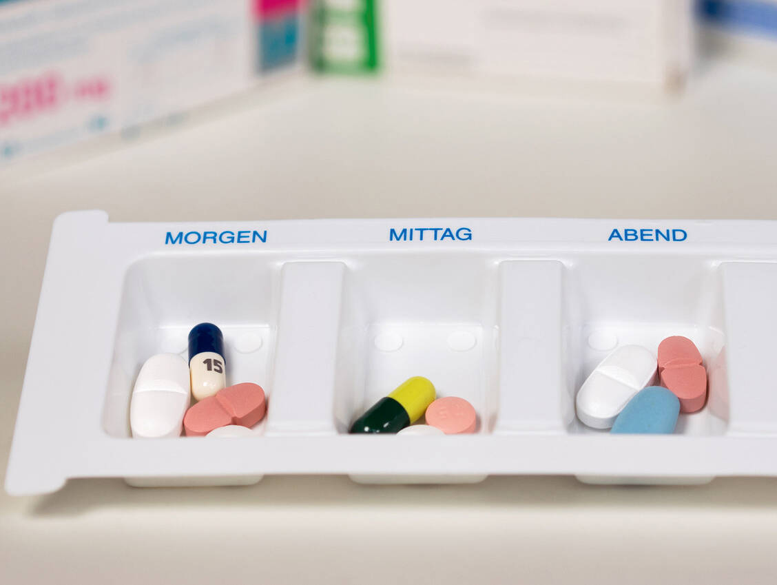 Die medikamentöse Therapie der PNP setzt vor allem auf Antikonvulsiva und Antidepressiva mit analgetischen Effekten. Wichtig ist, in der Polymedikation den Überblick zu behalten. / Foto: Fotolia/Gundolf Renze
