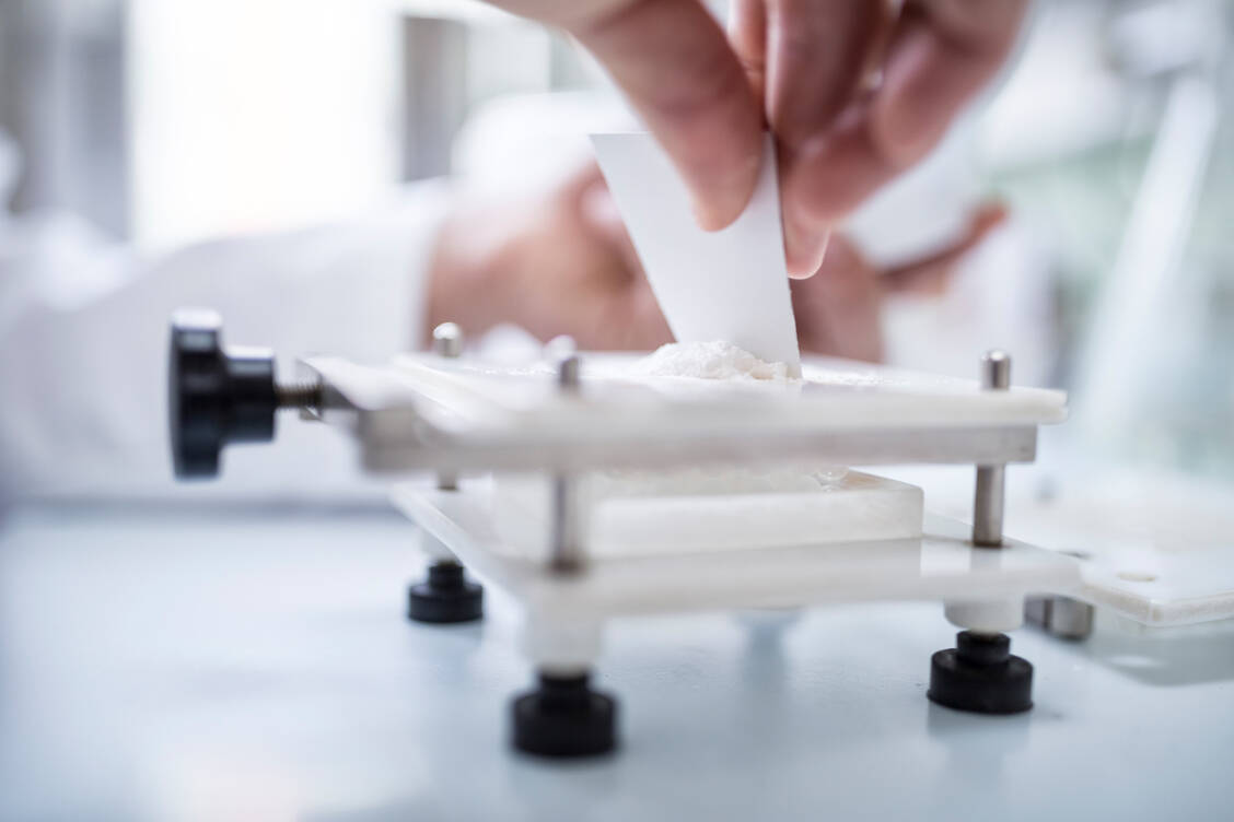 Das BMG will bei der Herstellung von Rezepturen sparen. / © Getty Images/Westend61