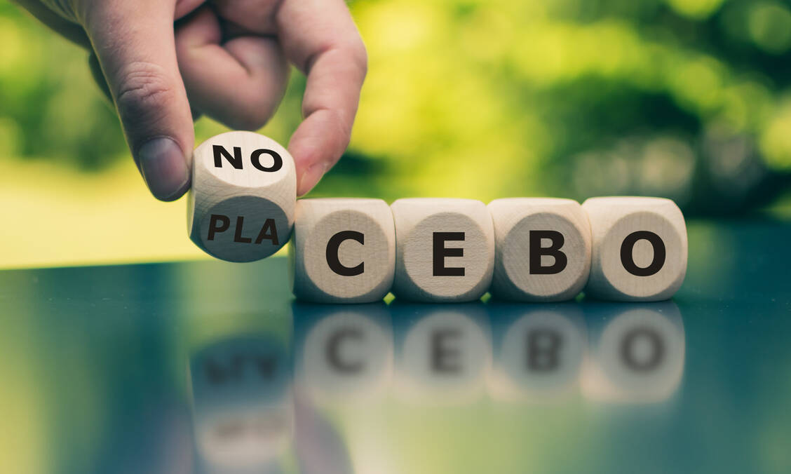 Der Nocebo-Effekt, der kleine, hässliche Bruder des Placebo-Effekts, kann Ärzten große Probleme machen. Am besten ist es, offen damit umzugehen. / Foto: Getty Images/Fokusiert