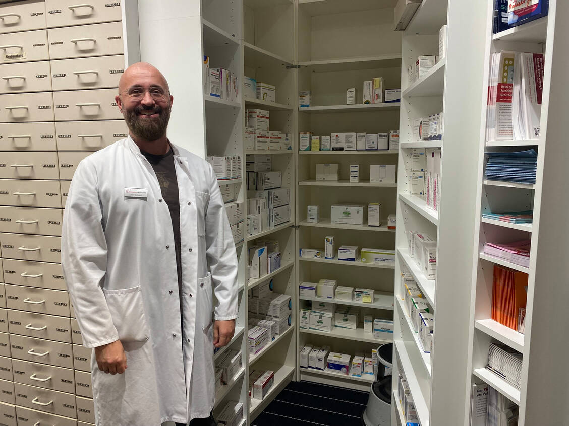 Apotheker Reik Hofmann in der Witzleben-Apotheke in Berlin-Charlottenburg. Die Apotheke hat seit 30 Jahren den HIV-Schwerpunkt.  / © PZ/ Alexandra Amanatidou