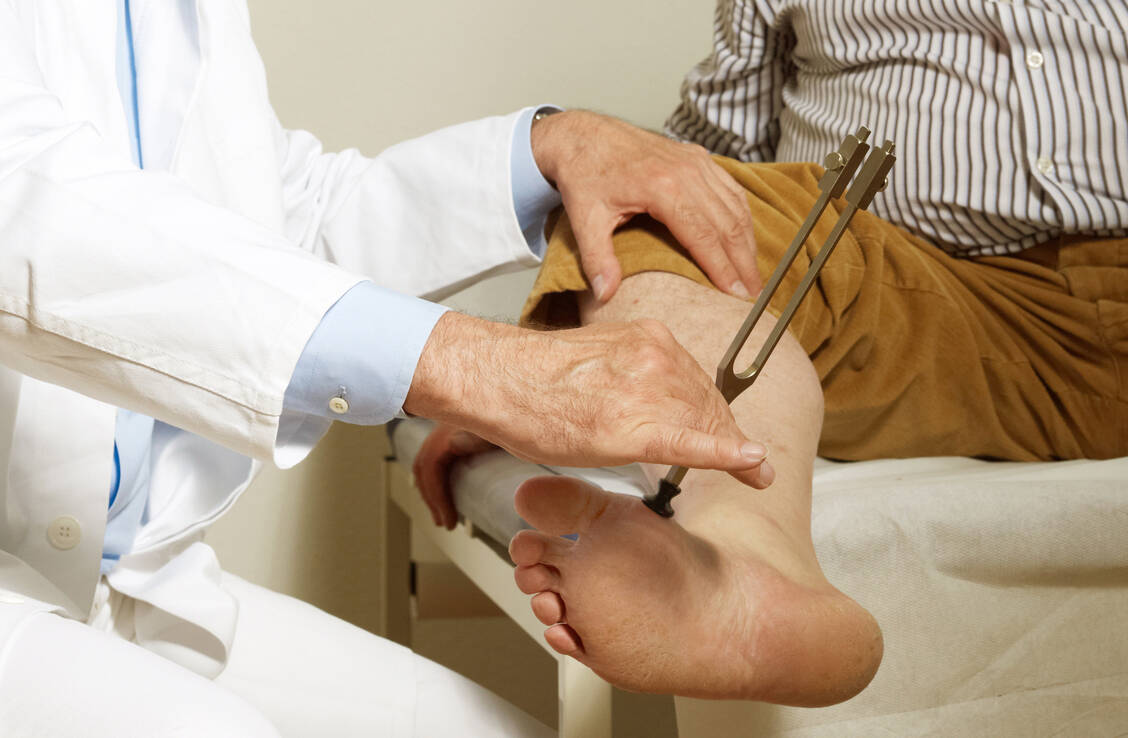 Die regelmäßige Fußuntersuchung beim Arzt ist ein Muss für Diabetes-Patienten. / Foto: Adobe Stock/Bernhard Schmerl