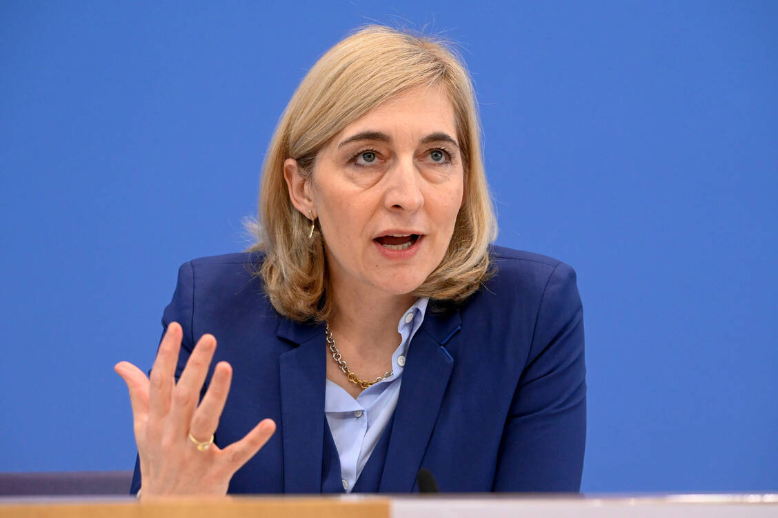 »Es geht mir hier nicht nur um Beitragsgerechtigkeit oder Mehreinnahmen für die gesetzliche Krankenversicherung«, verteidigt Warken ihren Plan zur Einschränkung der beitragsfreien Mitversicherung von Ehepartnerinnen und Ehepartnern. / © Imago/BREUEL-BILD