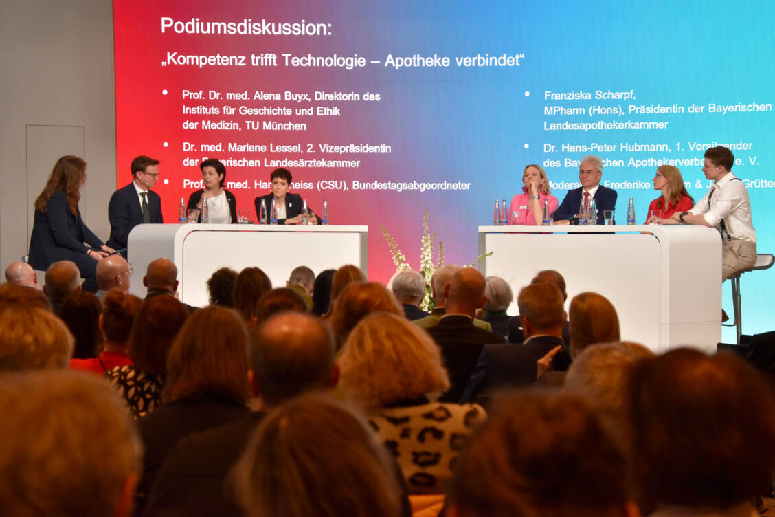 Podiumsdiskussion im Fishbowl-Format (von links): Moderatorin Frederike Gramm, Hans Theiss, Franziska Scharpf, Marlene Lessel, Franziska Utzinger, Hans-Peter Hubmann, Alena Buyx und Moderator Jonah Grütters / © BAV/Sabrina Spies