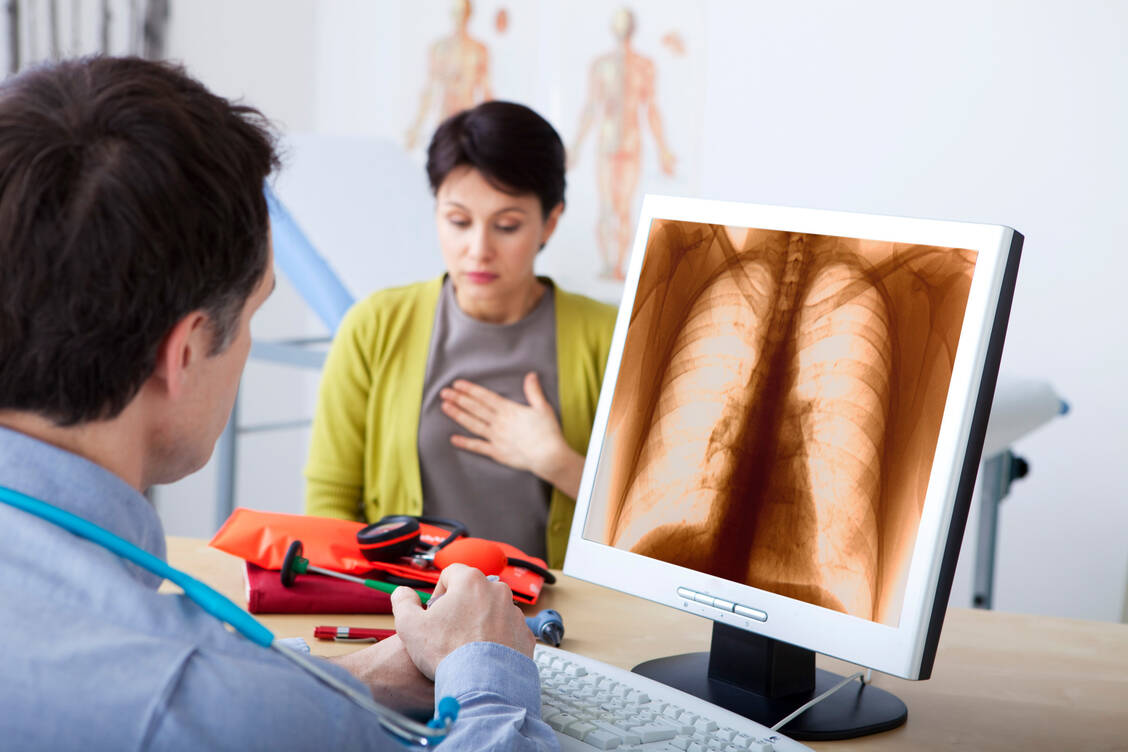 In der Atemwegssaison muss die Lunge bestmöglich geschützt werden – etwa durch die Impfung gegen Pneumokokken. / © Getty Images/BSIP
