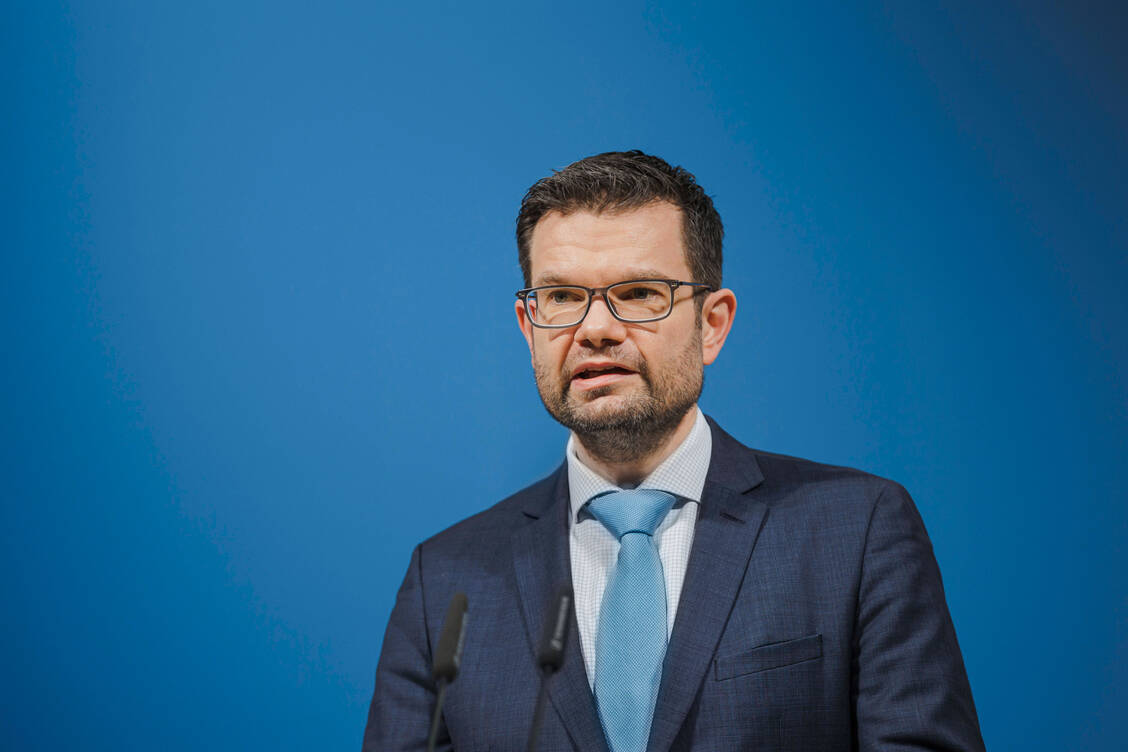 Bundesjustizminister Marco Buschmann erklärte, dass auch Apotheken Abgabe-Lizenzen von Cannabis erhalten könnten. / Foto: imago images/photothek