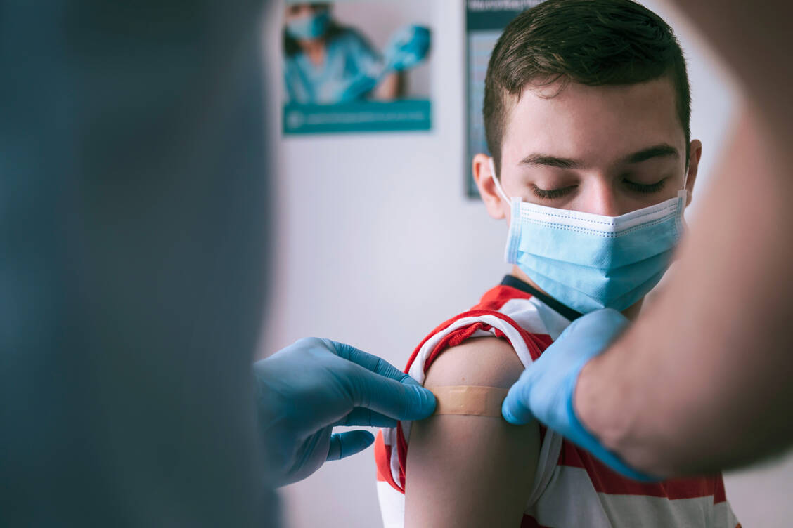 Der Covid-19-Impfstoff Nuvaxovid von Novavax ist Studiendaten zufolge auch bei Kindern und Jugendlichen ab zwölf Jahren wirksam und sicher. / Foto: Getty Images/portishead1