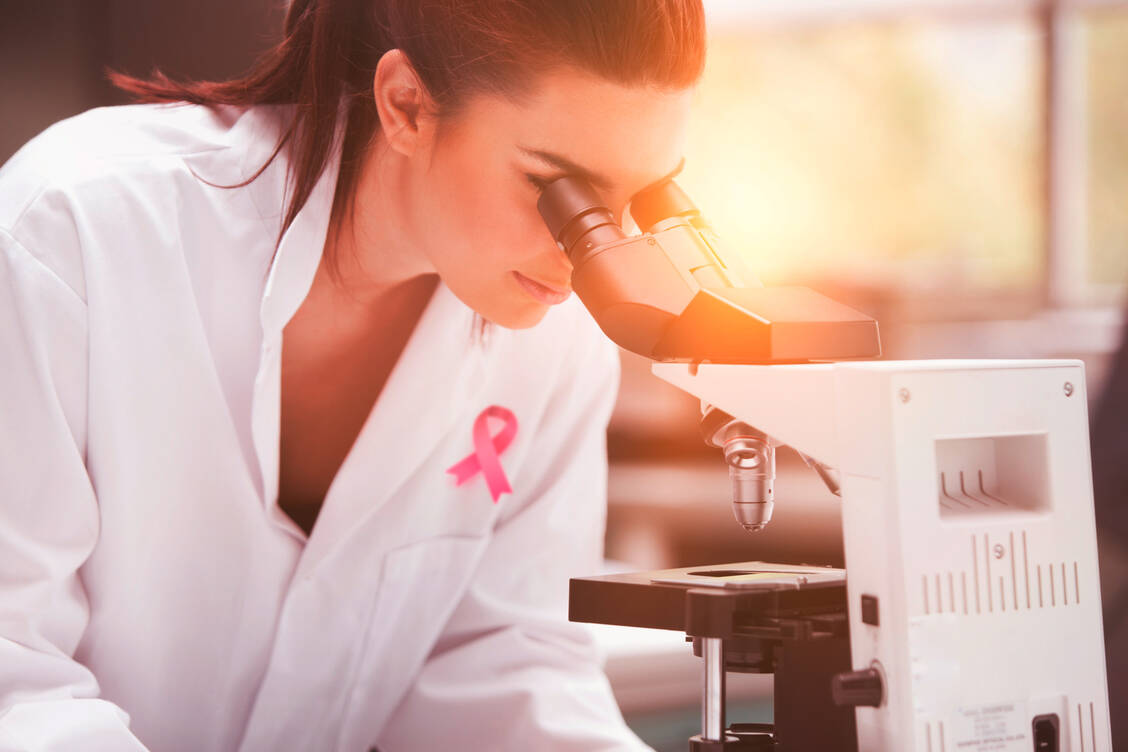 An neuen Brustkrebs-Medikamenten wird weltweit geforscht. Ein sogenannter SERD, ein selektiver Estrogen-Rezeptor-Degrader, ist Amcenestrant. / Foto: Adobe Sttock/vectorfusionart